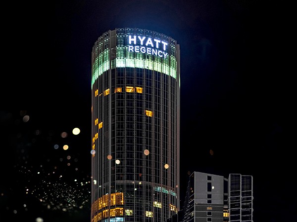 超高层建筑玻璃幕墙发光字制作厂家哪家专业？