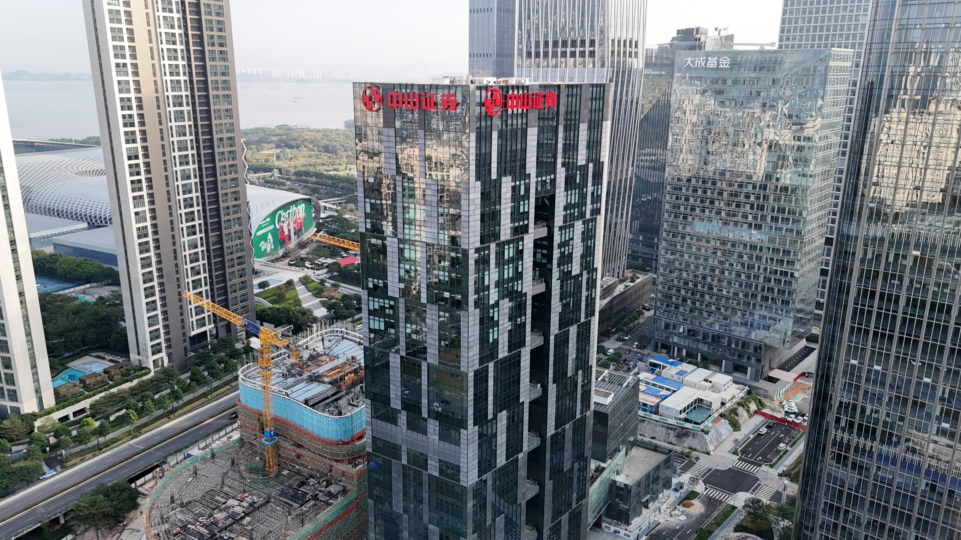 下雨天能安装楼顶大字吗？