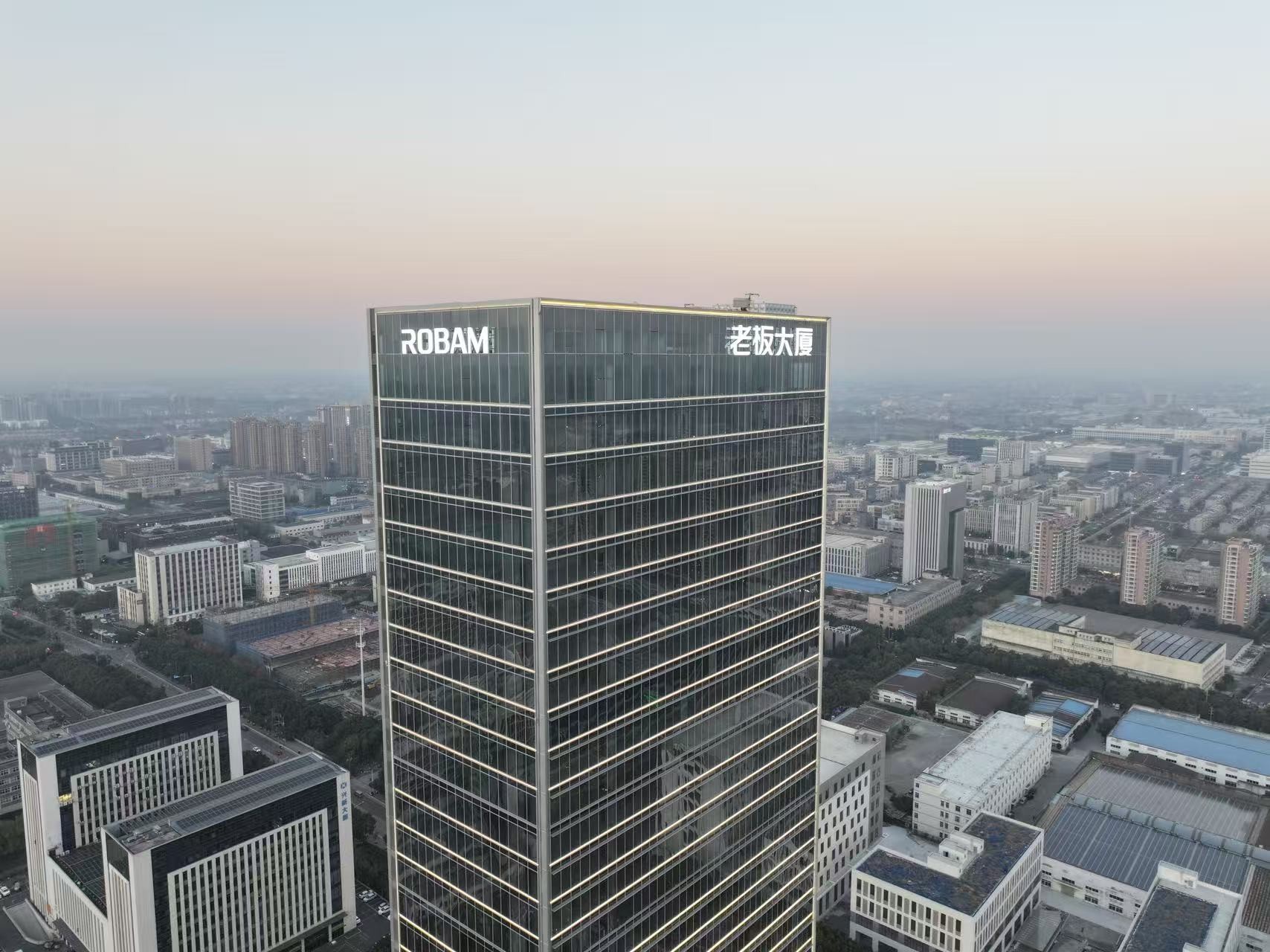 幕墙发光字拆旧换新费用贵吗？